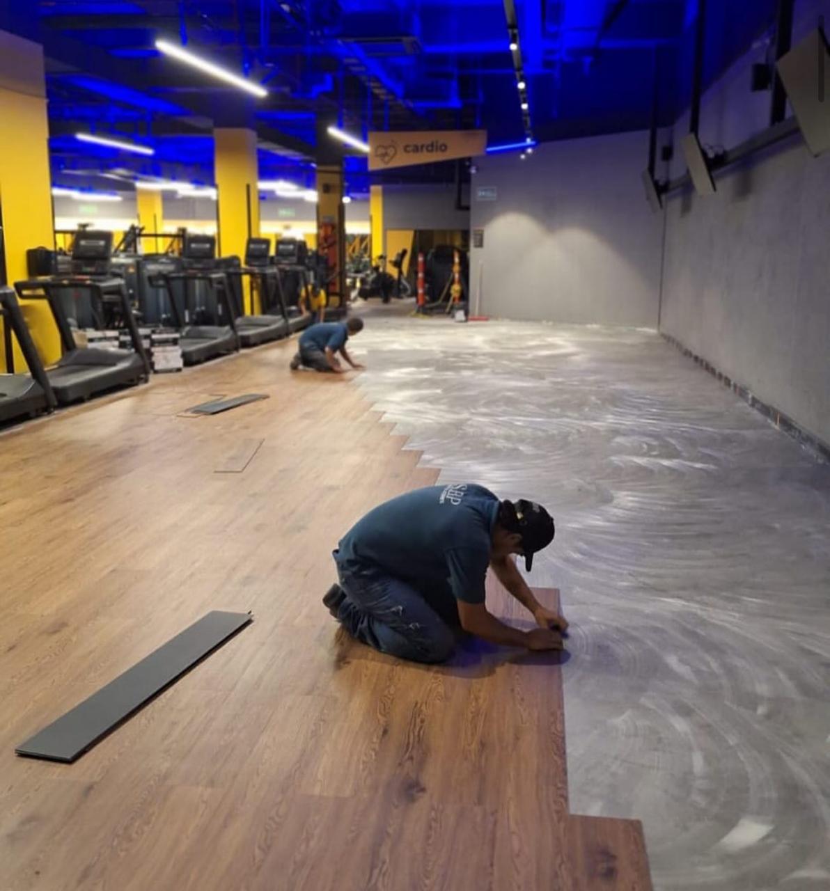 Instalación de piso laminado en colegio para pasillos y aulas.